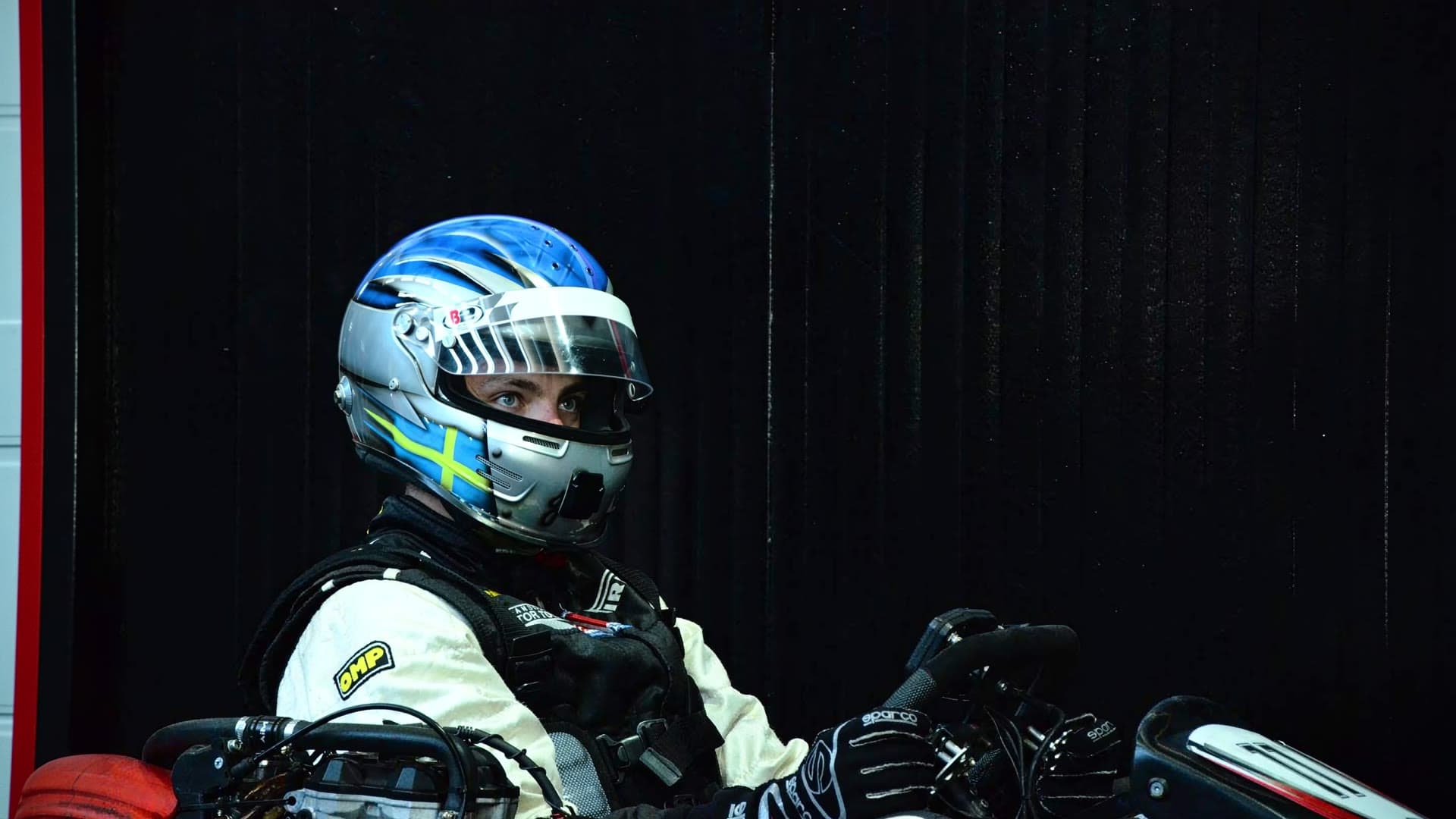 Rickard Javanainen i gokart med hjälm